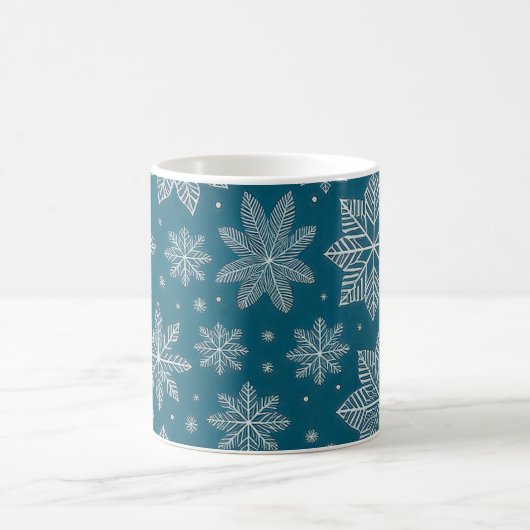Blaue weiße Weihnachtsfeiertage Schneeflocken Must Kaffeetasse (Mittel)