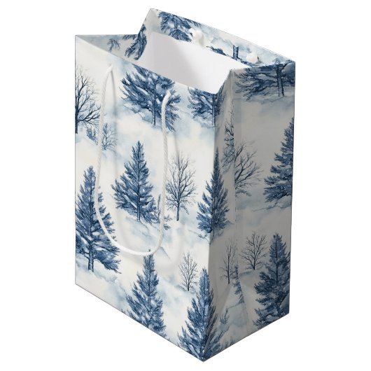 Blaue Weiße Weihnachtskiefern Mittlere Geschenktüte (Vorderseite Schrägansicht)
