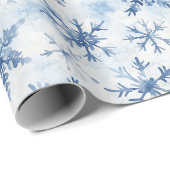 Blaue Weiße Weihnachtskiefern Schneeflocken Geschenkpapier (Rolleneckpunkt)