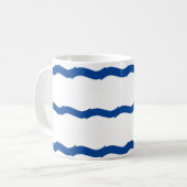 Blaue weiße Wellen Streifen nautisches Muster Kaffeetasse (Vorderseite Links)