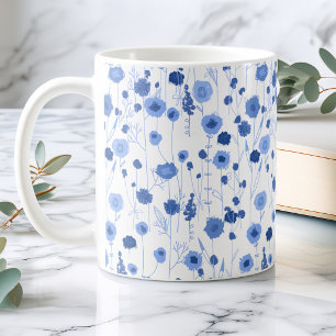 Blaue weiße Wildblumenwiese Botanische Blumenkunst Kaffeetasse