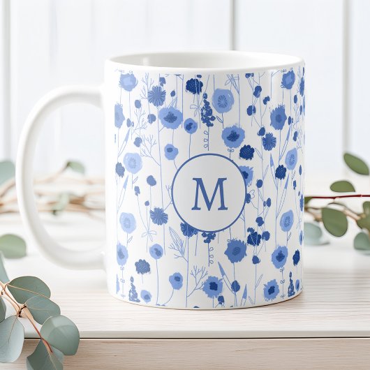 Blaue weiße Wildblumenwiese Botanisches Monogramm Kaffeetasse
