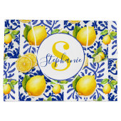 Blaue weiße Zitronen-Fliesenmuster-Monogramm-Name- Große Geschenktüte (Rückseite)