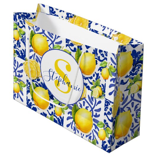 Blaue weiße Zitronen-Fliesenmuster-Monogramm-Name- Große Geschenktüte (Vorderseite Schrägansicht)