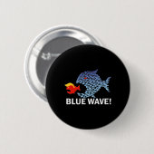 Blaue Welle 2024 Lustiger Großer Fisch frisst Klei Button (Vorne & Hinten)