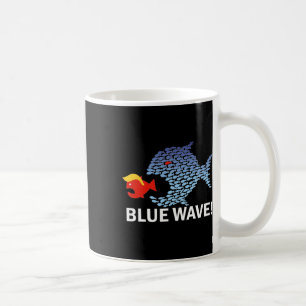 Blaue Welle 2024 Lustiger Großer Fisch frisst klei Kaffeetasse