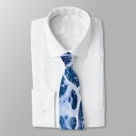 Blaue Wellen am Meer Krawatte (Gebunden)