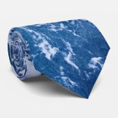 Blaue Wellen am Meer Krawatte (Gerollt)