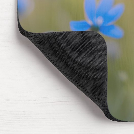 Blaue Wildblumen auf Meadow Mousepad (Ecke)