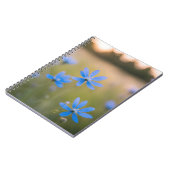 Blaue Wildblumen auf Meadow Notizblock (Linke Seite)