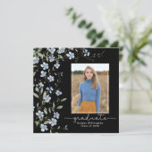 Blaue Wildblumen auf Schwarz, Square Foto Abschlus Einladung (Stehend Vorderseite)