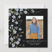 Blaue Wildblumen auf Schwarz, Square Foto Abschlus Einladung (Vorderseite)