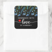 Blaue Wildblumen handgefertigt mit Liebe Black Quadratischer Aufkleber (Tasche)