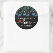 Blaue Wildblumen handgefertigt mit Liebe Black Runder Aufkleber (Tasche)