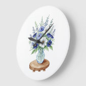 Blaue Wildblumen in einer Vasenhalle Große Wanduhr (Winkel)