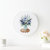 Blaue Wildblumen in einer Vasenhalle Große Wanduhr (Zuhause)