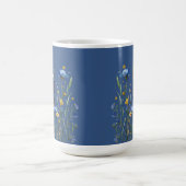 Blaue Wildblumen Muster auf klassischem Blau Kaffeetasse (Mittel)