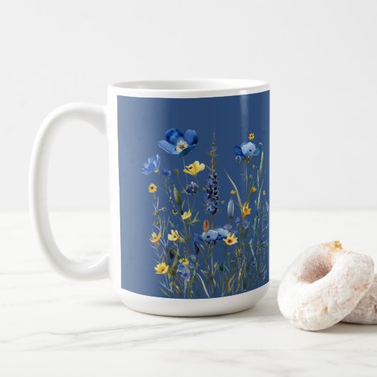 Blaue Wildblumen Muster auf klassischem Blau Kaffeetasse (Mit Donut)