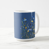 Blaue Wildblumen Muster auf klassischem Blau Kaffeetasse (VorderseiteRechts)