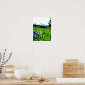 Blaue Wildblumen nach Berggipfeln Poster (Küche)