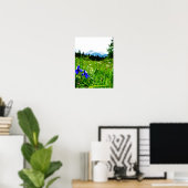 Blaue Wildblumen nach Berggipfeln Poster (Heimbüro)