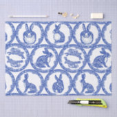 Blaue Willow Rabbit Whimsical Isle of Rabbits Wrap Seidenpapier (Handwerk)