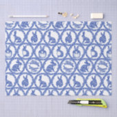 Blaue Willow Rabbit Whimsical Isle of Rabbits Wrap Seidenpapier (Handwerk)