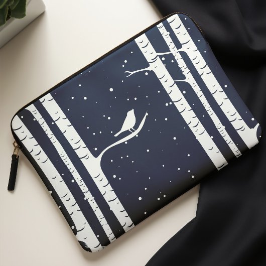 Blaue Winterbäume und Vögel Laptopschutzhülle