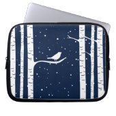 Blaue Winterbäume und Vögel Laptopschutzhülle (Vorderseite)