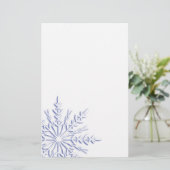 Blaue Winterschneeflocke auf Weiß Briefpapier (Stehend Vorderseite)
