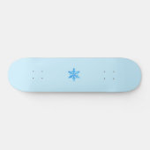 Blaue Winterschneeflocke Skateboard (Horizontal)