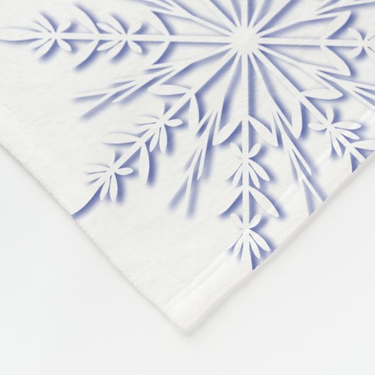 Blaue Winterschneeflocken auf Weiß Fleecedecke (Ecke)