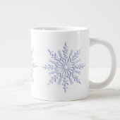 Blaue Winterschneeflocken auf Weiß Jumbo-Tasse (Rechts)