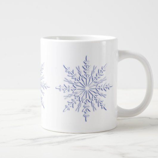 Blaue Winterschneeflocken auf Weiß Jumbo-Tasse (Rechts)