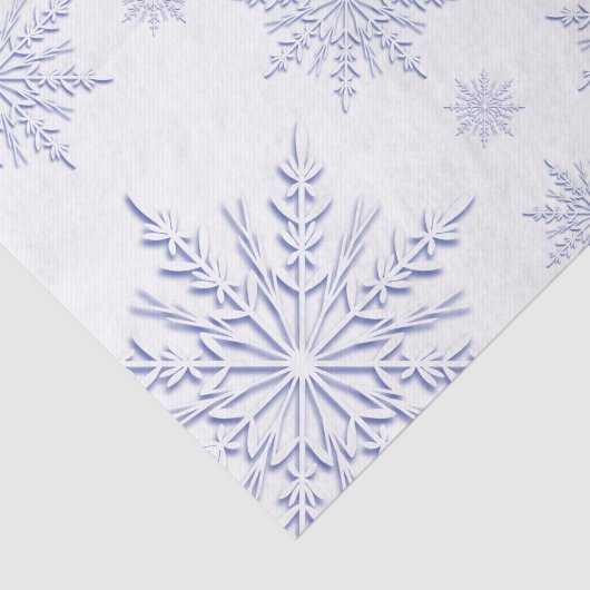 Blaue Winterschneeflocken auf Weiß Seidenpapier (Ausschnitt)