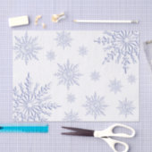 Blaue Winterschneeflocken auf Weiß Seidenpapier (Handwerk)