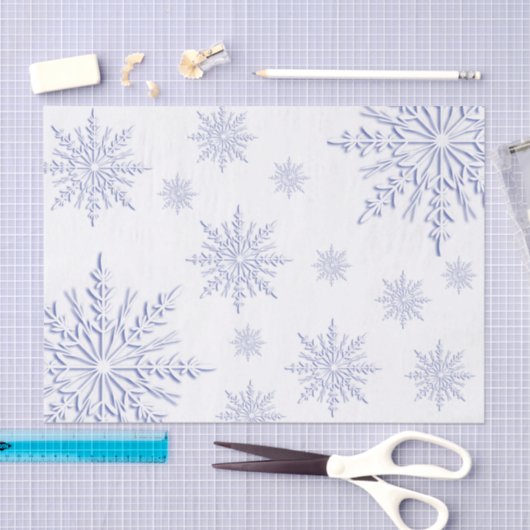 Blaue Winterschneeflocken auf Weiß Seidenpapier (Handwerk)