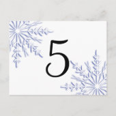 Blaue Winterschneeflocken auf weißer Tischnummer (Rückseite)