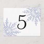 Blaue Winterschneeflocken auf weißer Tischnummer (Vorderseite)