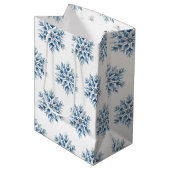 Blaue Winterschneeflocken Mittlere Geschenktüte (Vorderseite Schrägansicht)