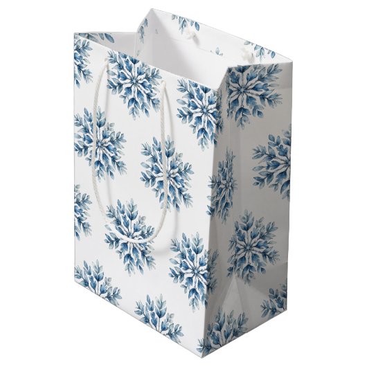 Blaue Winterschneeflocken Mittlere Geschenktüte (Rückseite Schrägansicht)