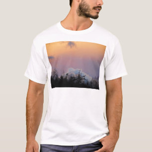 Blaue Wolken in einem lila Himmel T-Shirt