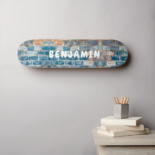 Blaue Ziegel, Rost und weiße bemalte Wand - Monogr Skateboard