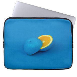 Blaue Zitrone in zwei Hälften geschnitten Laptopschutzhülle