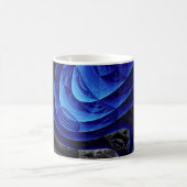 Blauer abstrakter, digitaler Kunsthintergrund. Kaffeetasse (Mittel)