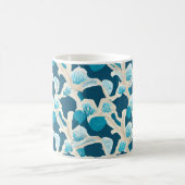 Blauer Abstrakter Ozeanboden | Küstenmuster Kaffeetasse (Mittel)