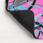 blauer abstrakter Wirbel auf einem rosa Mousepad (Ecke)