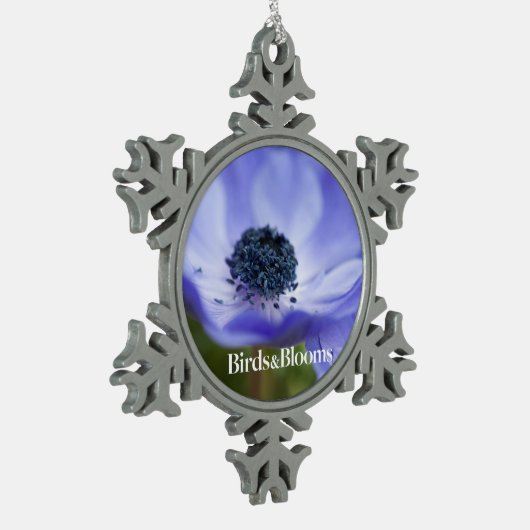 Blauer Anemon Schneeflocken Zinn-Ornament (Links)