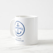 Blauer Anker und Name des Seilgrenzenbootes auf de Kaffeetasse (Vorderseite Links)
