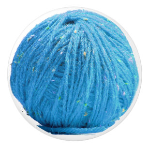 Blauer Ball des Garns - strickender crafty Keramikknauf